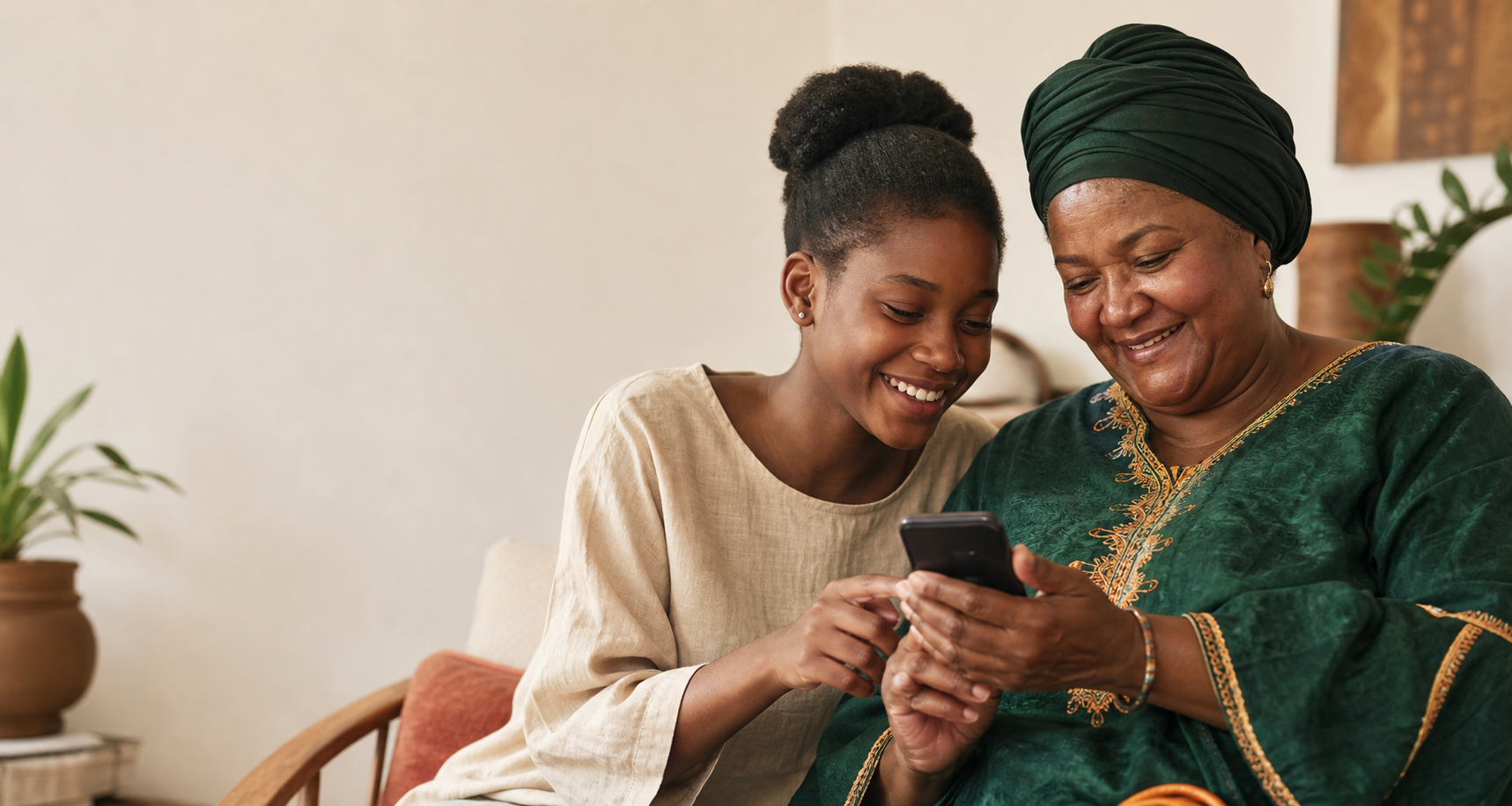 Deux générations partageant un moment d’apprentissage autour d’un téléphone